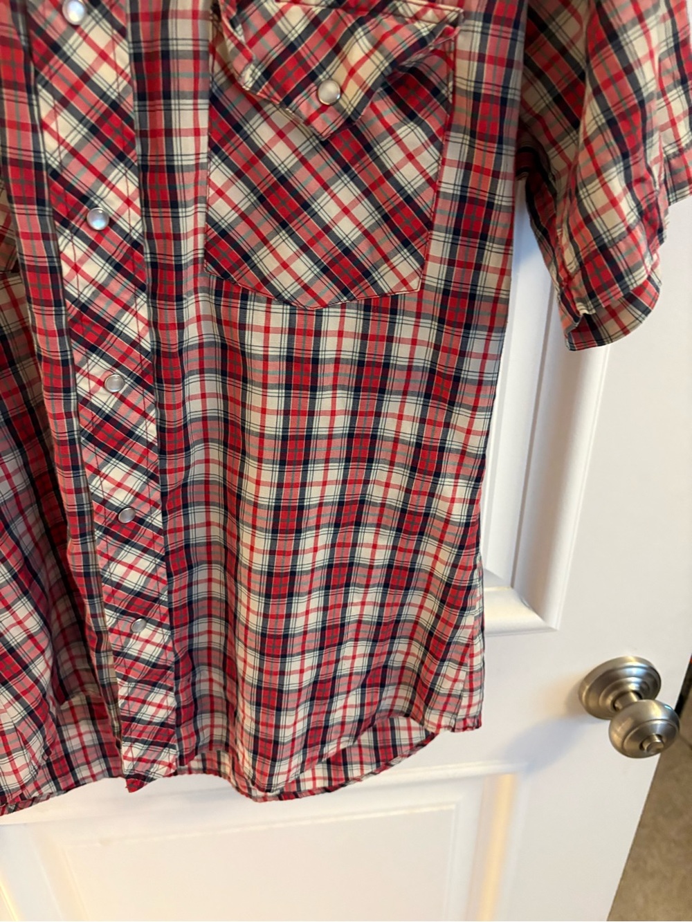 Vintage Wrangler Men’s Red Plaid Short-Sleeve Pearl Button Western Shirt - Picture 7 of 16